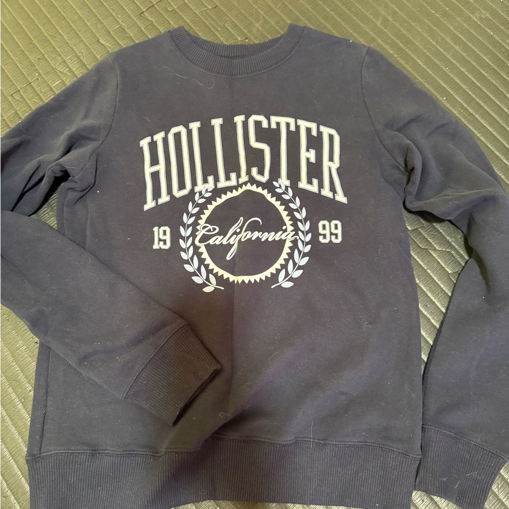 Hollister Men's Dark Blue Crewneck Sweater